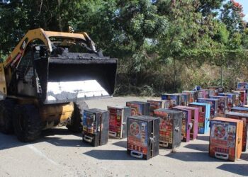 Destruyen máquinas tragamonedas ocupadas en negocios no autorizados