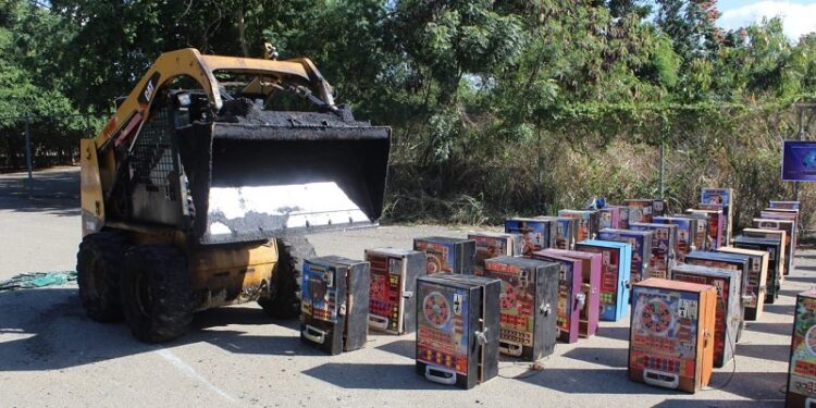 Destruyen máquinas tragamonedas ocupadas en negocios no autorizados