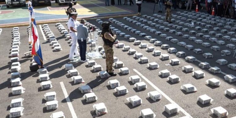 Arrestan a seis hombres con un cargamento de más de 2 toneladas de drogas en Baní
