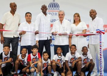Presidente Abinader entrega el techado multiuso del Club La Tribu de Quisqueya
