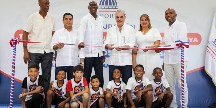 Presidente Abinader entrega el techado multiuso del Club La Tribu de Quisqueya