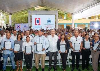 Presidente Abinader entrega 510 certificados de títulos de propiedad en SDE