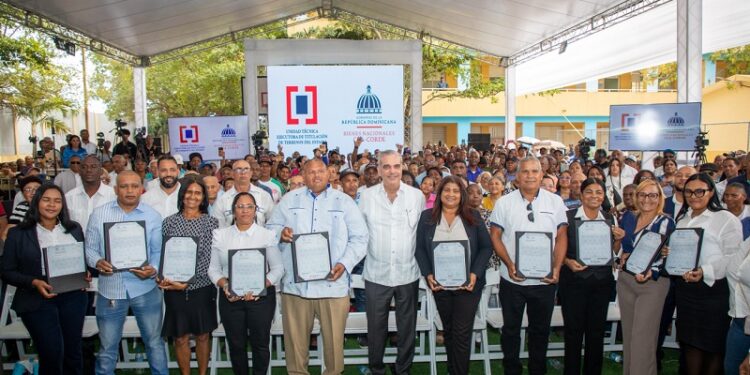 Presidente Abinader entrega 510 certificados de títulos de propiedad en SDE
