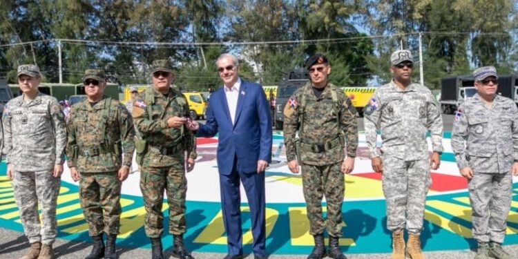 Presidente Luis Abinader entrega equipos militares para fortalecer la seguridad nacional