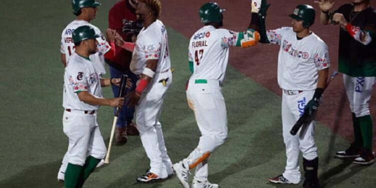 Culiacán remonta y le quita el invicto al Escogido