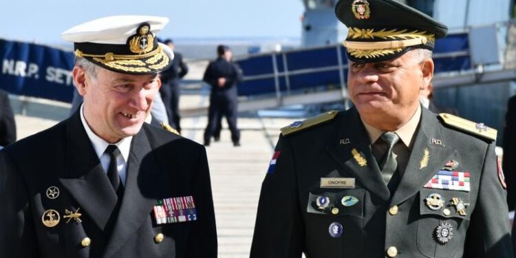 Ministro de Defensa visita base naval portuguesa y recorre patrullero de altura clase “Tejo”
