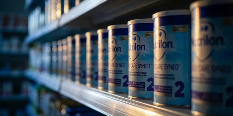 Decenas de bebés enferman en un país europeo tras beber esta fórmula infantil