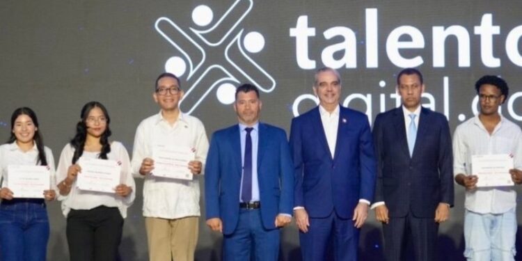 El presidente Abinader encabeza graduación de 5,000 jóvenes del programa Talento Digital