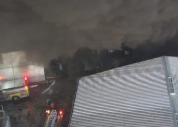 Organismos combaten incendio en una fábrica de plástico en los Bajos de Haina