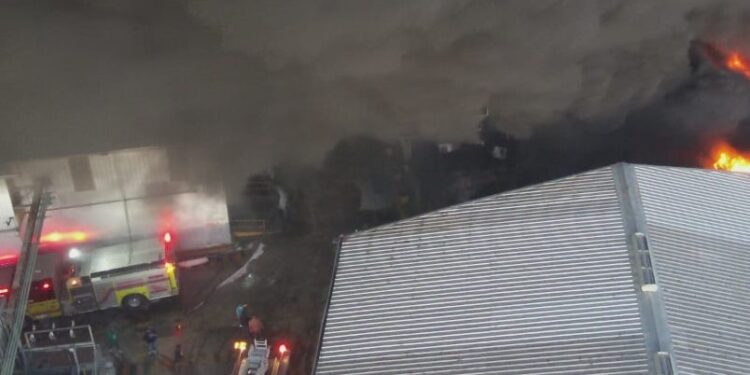Organismos combaten incendio en una fábrica de plástico en los Bajos de Haina