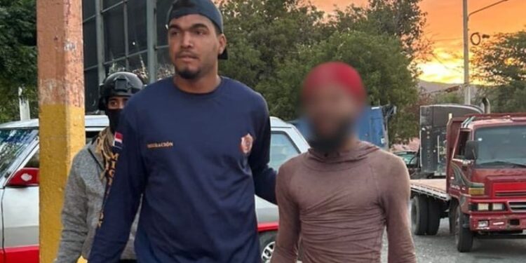 Migración detiene a 1,077 haitianos indocumentados 