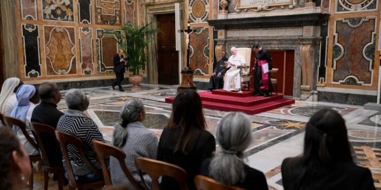 El Papa: Faltan progresos en la tragedia de los niños sin cuidados ni derechos