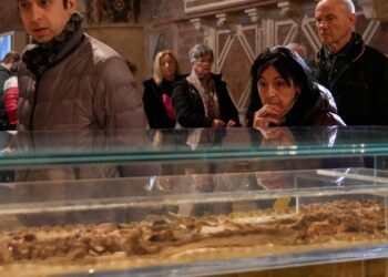 Muestran por primera vez los restos de un legendario santo muerto hace 800 años (FOTO)