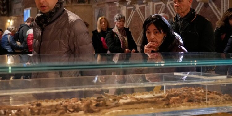 Muestran por primera vez los restos de un legendario santo muerto hace 800 años (FOTO)