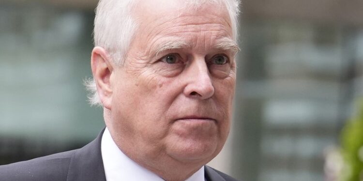 Detienen al expríncipe británico Andrés en medio del escándalo por sus vínculos con Epstein