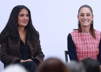 Salma Hayek lanza una perla a Sheinbaum: «Lo que no teníamos era esta presidenta»