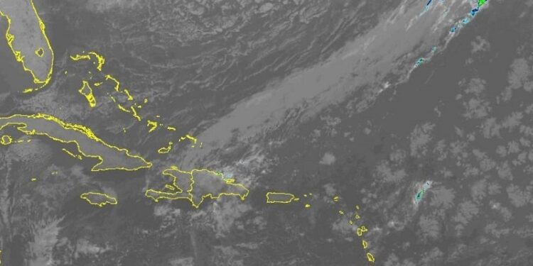 Ambiente nublado con aguaceros y tronadas este miércoles