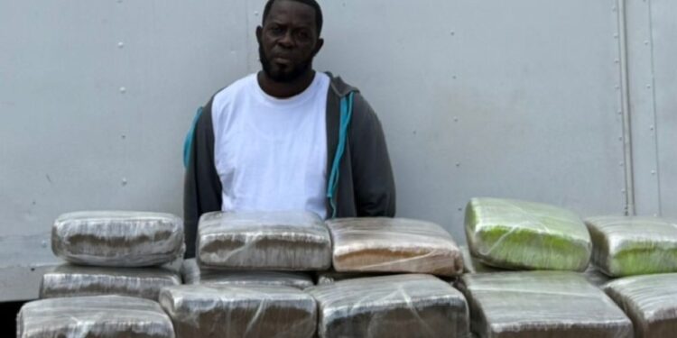 Ejército detiene hombre con 35 pacas de  marihuana en San Juan de la Maguana