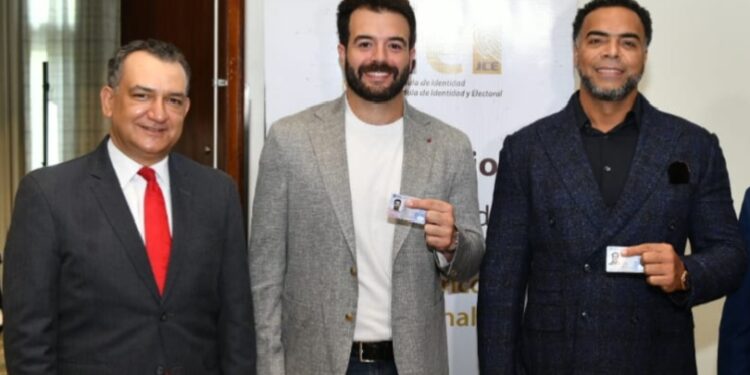 JCE entrega nueva cédula a la selección dominicana del Clásico Mundial de Béisbol 2026