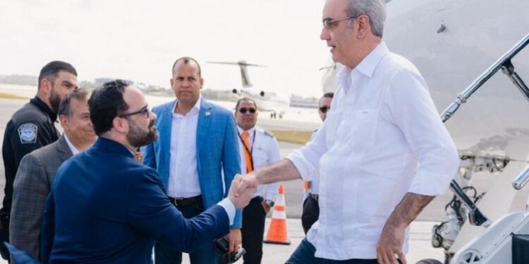 Presidente Abinader arriba a Miami para participar en cumbre regional convocada por Donald Trump