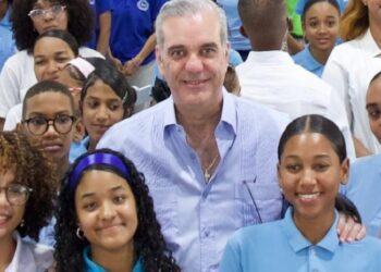 Presidente Abinader conversa con jóvenes y reafirma compromiso con educación 