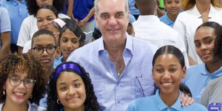 Presidente Abinader conversa con jóvenes y reafirma compromiso con educación