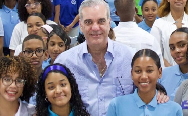 Presidente Abinader conversa con jóvenes y reafirma compromiso con educación 