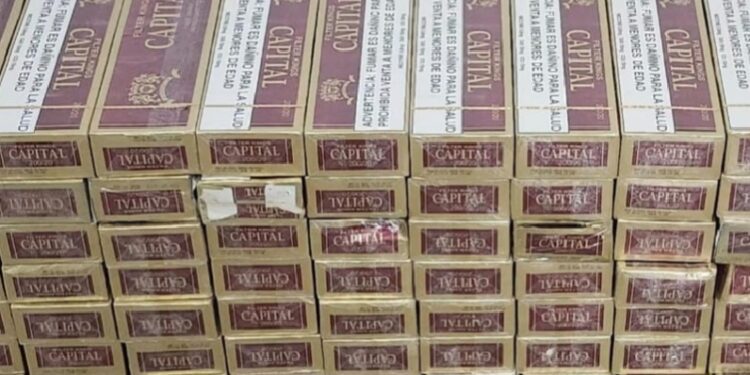 Policía Nacional ocupa 24,000 cigarrillos ilícitos en un colmado de SDE