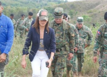 Ministro de Defensa y embajadora de Estados Unidos realizan recorrido por la zona fronteriza de Dajabón