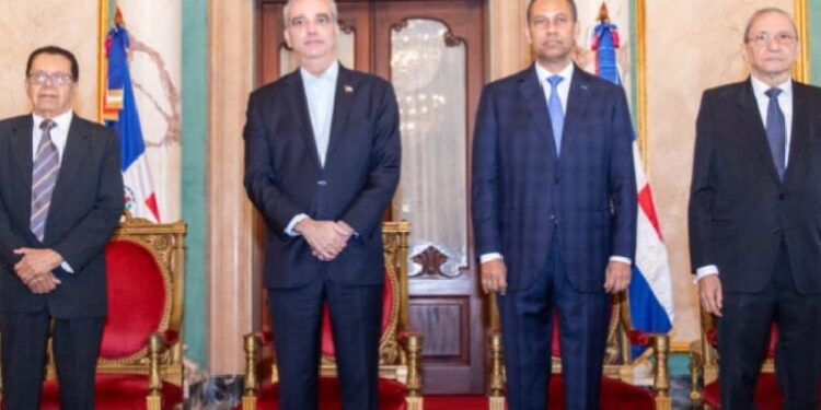 Abinader concede condecoración póstuma al periodista Orlando Martínez Howley en la Orden del Mérito Duarte, Sánchez y Mella