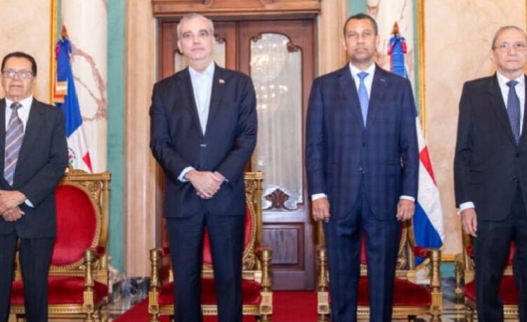 Abinader concede condecoración póstuma al periodista Orlando Martínez Howley en la Orden del Mérito Duarte, Sánchez y Mella