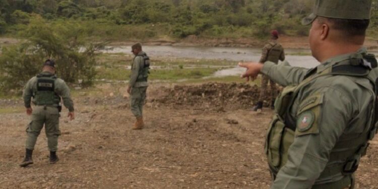 Militares del Senpa Intervienen rio Haina