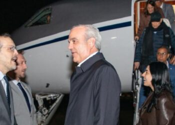 Abinader llega a París para reunirse con Emmanuel Macron y participar en Foro Global Anticorrupción e Integridad