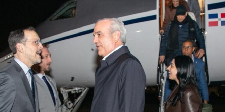 Abinader llega a París para reunirse con Emmanuel Macron y participar en Foro Global Anticorrupción e Integridad