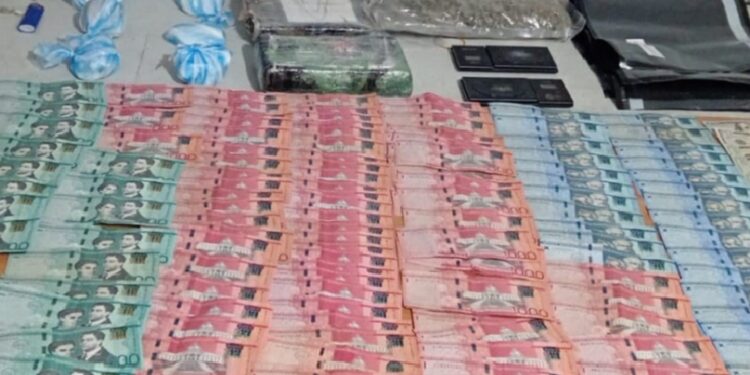 DINTEL ocupa drogas, armas y dinero en allanamiento en Los Alcarrizos