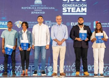 Presidente Abinader entrega 8.000 becas del programa Generación STEAM