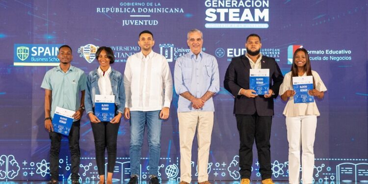 Presidente Abinader entrega 8.000 becas del programa Generación STEAM