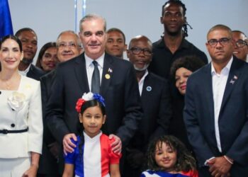 Abinader se reúne con dominicanos en Chile y resalta oportunidades que se abren por buenas relaciones con Kast