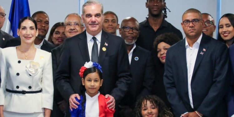 Abinader se reúne con dominicanos en Chile y resalta oportunidades que se abren por buenas relaciones con Kast