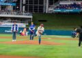 Presidente Abinader lanza primera bola en juego inaugural de RD en Clásico Mundial de Béisbol