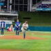 Presidente Abinader lanza primera bola en juego inaugural de RD en Clásico Mundial de Béisbol