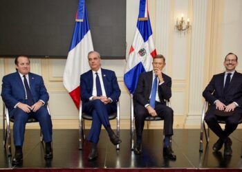 Presidente Abinader comparte con dominicanos en París