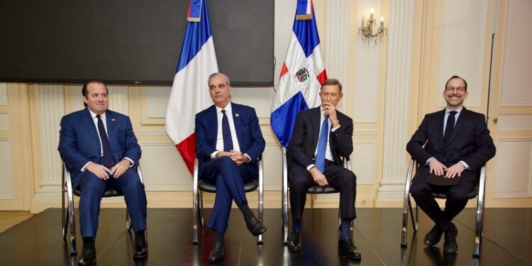 Presidente Abinader comparte con dominicanos en París