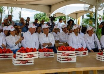Presidente Abinader visita finca de Productos Linda y destaca la mecanización