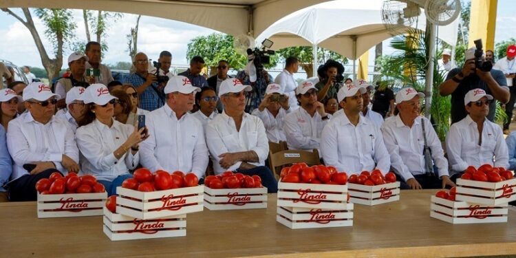 Presidente Abinader visita finca de Productos Linda y destaca la mecanización