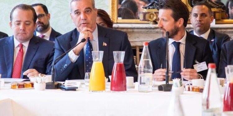 Presidente Abinader se reúne con empresarios franceses durante su visita a Francia