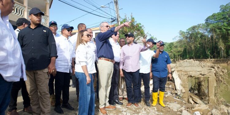 Presidente Abinader visita zonas impactadas por inundaciones en Gaspar Hernández
