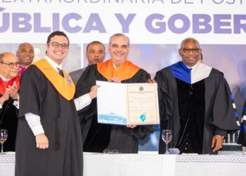 Presidente Abinader encabeza graduación de 199 servidores públicos