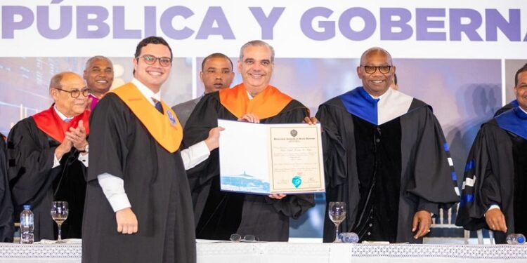 Presidente Abinader encabeza graduación de 199 servidores públicos