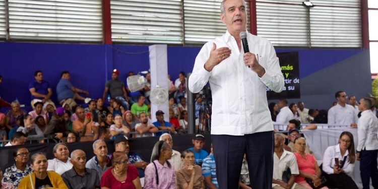 El presidente Abinader, Entrega 1.025 títulos de propiedad en Hato del Yaque